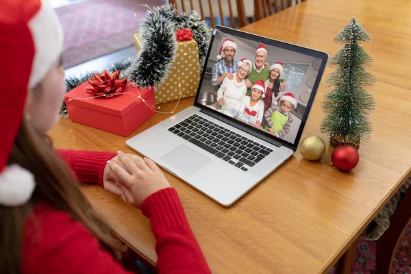 戴着圣诞礼帽的白人妇女带着微笑的多代家庭打来圣诞视频电话 圣诞节 节日和通信技术 — 图库照片
