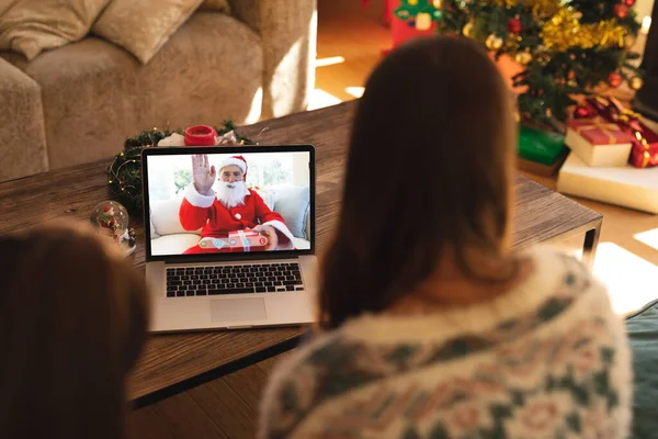 母亲和女儿与身穿圣塔服装的资深高加索人一起 正在制作笔记本电脑圣诞视频通话 圣诞节 节日和通信技术 — 图库照片