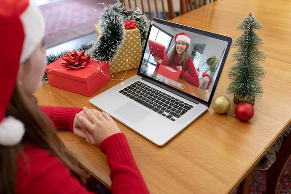 戴着圣诞礼帽的白人女人带着微笑的女性朋友打来圣诞手提电脑视频电话 圣诞节 节日和通信技术 — 图库照片