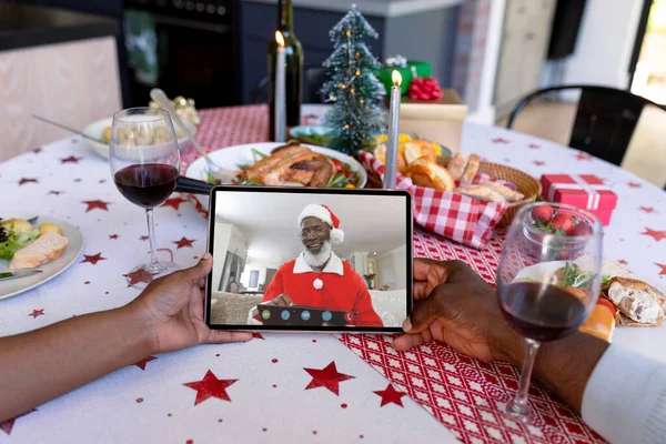 Händerna Afrikanskt Amerikanskt Par Som Håller Tablett Med Tomten Skärmen — Stockfoto