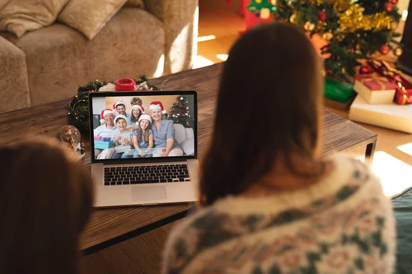 Mor Och Dotter Gör Jul Laptop Videosamtal Med Glada Flera — Stockfoto