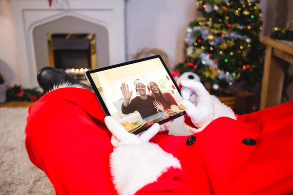 Santa Claus Haciendo Videollamada Navidad Portátil Con Una Pareja Caucásica — Foto de Stock