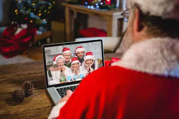 サンタは笑顔の多世代の白人家族とラップトップのクリスマスビデオ通話を作ります クリスマスやお祭りや通信技術は — ストック写真