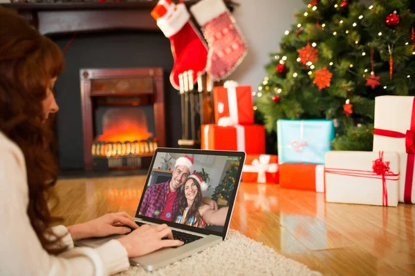 Mulher Ruiva Deitada Chão Usando Laptop Natal Casa Sala Estar — Fotografia de Stock