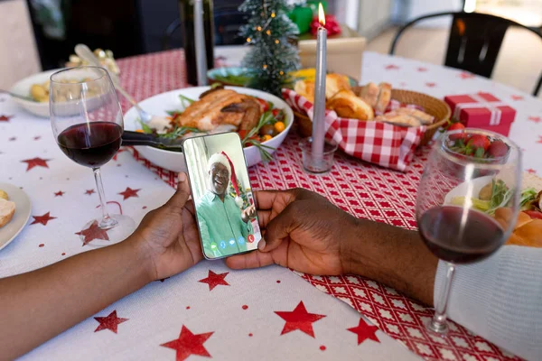 Händerna Afrikanska Amerikanska Par Jul Samtal Smartphone Med Senior Man — Stockfoto