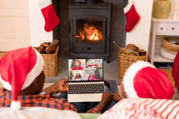 Casal Afro Americano Fazendo Videochamada Natal Para Laptop Com Quatro — Fotografia de Stock