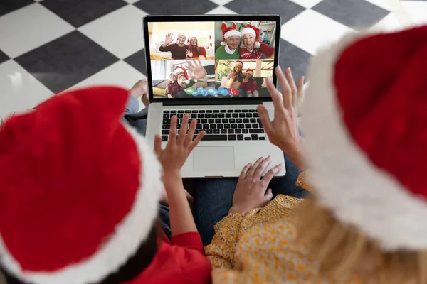 クリスマスのビデオのサンタの帽子のアフリカ系アメリカ人の母親と子供は家族とラップトップで呼び出します クリスマスやお祭りや通信技術は — ストック写真