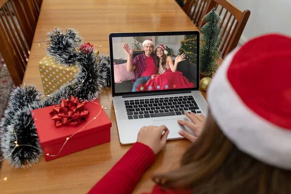Biała Kobieta Świątecznym Laptopie Rozmawia Białą Parą Boże Narodzenie Uroczystość — Zdjęcie stockowe