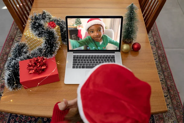 笑顔のアフリカ系アメリカ人の少年とラップトップのクリスマスビデオ通話を作る白人女性 クリスマスやお祭りや通信技術は — ストック写真