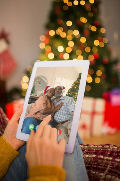 Femme Rousse Assise Sur Canapé Utilisant Une Tablette Noël Maison — Photo