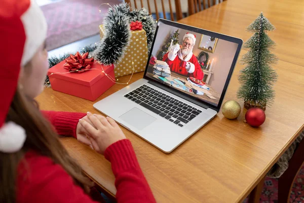 戴着桑塔帽子的白人女人和身穿桑塔服装的老人一起做圣诞视频通话 圣诞节 节日和通信技术 — 图库照片