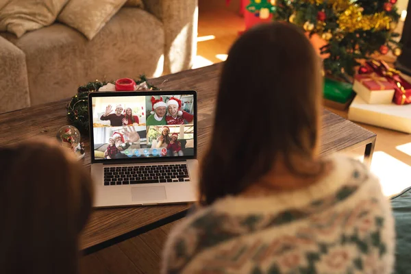 Mor Och Dotter Gör Jul Laptop Grupp Videosamtal Med Olika — Stockfoto
