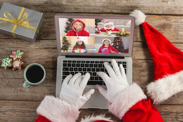 Kerstman Kerst Laptop Videogesprek Met Kaukasische Groep Kinderen Kerstmis Festiviteit — Stockfoto