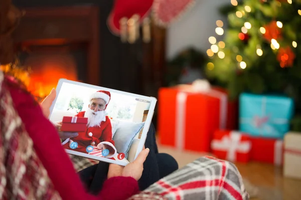 Rousse Aide Une Tablette Informatique Noël Maison Dans Salon — Photo