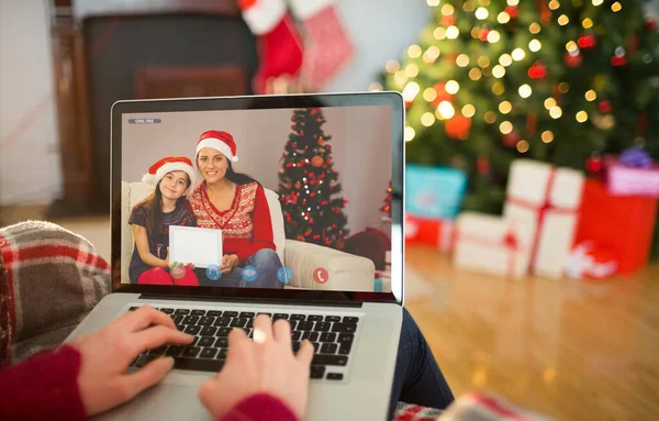 在笔记本电脑上 在圣诞节在家里打字在客厅里的红发的后视图 — 图库照片