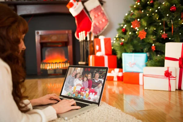 Rudy Kobietę Leżącą Podłodze Przy Użyciu Laptopa Boże Narodzenie Domu — Zdjęcie stockowe