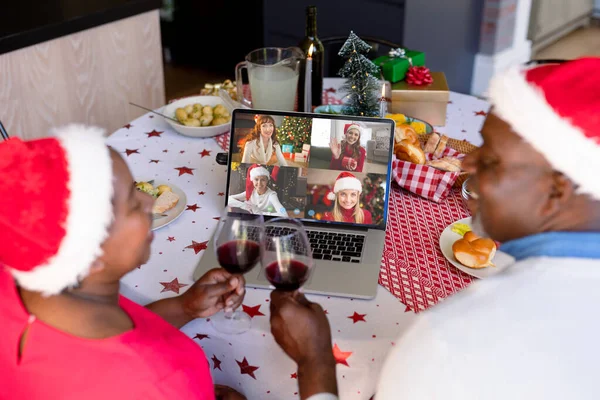 Afrikanskt Amerikanskt Par Tomteluva Med Vinranka Jul Laptop Videosamtal Med — Stockfoto