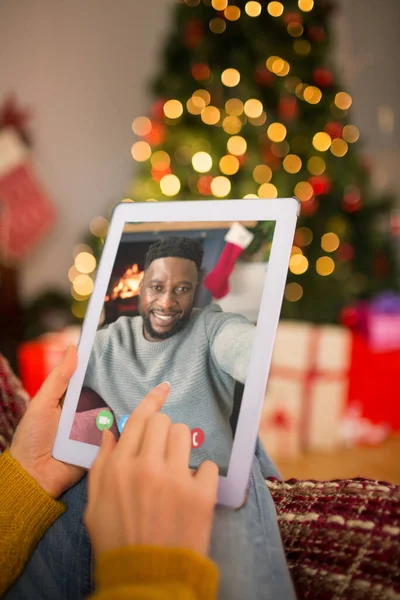 Pelirroja Sentada Sofá Usando Tableta Navidad Casa Sala Estar — Foto de Stock