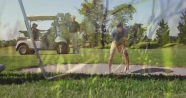 Golf sahasında golf oynayan yaşlı beyaz bir çiftin üzerindeki ağaçların animasyonu. global sporlar, golf ve sağlıklı yaşam tarzı konsepti dijital olarak oluşturulmuş video.