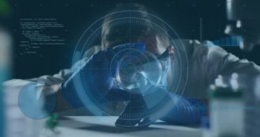 Kafkasyalı doktor üzerinde veri işleme ve tarama animasyonu. küresel tıp, bağlantılar ve teknoloji covid 19 salgın konsepti boyunca dijital olarak üretilen video.