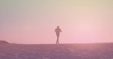 Sahilde koşan Afrikalı Amerikalı adamın animasyonu. sağlık ve zindelik kavramı dijital olarak oluşturulmuş video.