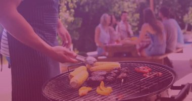 Bir grup beyaz arkadaşın BBQ yiyip konuştuğu bir animasyon. bbq Day ve kutlama konsepti dijital olarak oluşturulmuş video.