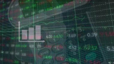 Hesap makinesi üzerinden finansal veri işleme animasyonu. küresel iş, finans, bağlantılar ve dijital arayüz konsepti dijital olarak oluşturulmuş video.