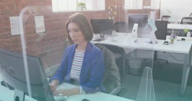 Ofiste bilgisayar kullanan Asyalı iş kadını animasyonu. iş ve iş konsepti dijital olarak oluşturulmuş video.