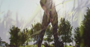 Golf sahasında golf oynayan yaşlı, beyaz bir kadının üzerinde çimen animasyonu. global sporlar, golf ve sağlıklı yaşam tarzı konsepti dijital olarak oluşturulmuş video.
