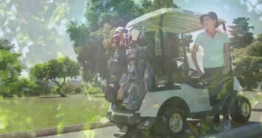 Golf sahasındaki yaşlı beyaz çiftin üzerindeki ağaçların animasyonu. global sporlar, golf ve sağlıklı yaşam tarzı konsepti dijital olarak oluşturulmuş video.