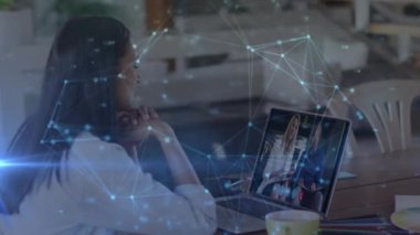 Dizüstü bilgisayarla kadın üzerindeki bağlantı ağının animasyonu. küresel internet güvenliği, veri işleme ve dijital arayüz kavramı dijital olarak oluşturulmuş video.