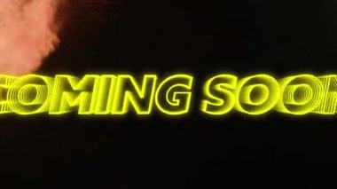 Duman izlerinin üzerinden gelen neon mesajların animasyonu. Sosyal medya ve iletişim arayüzü kavramı dijital olarak oluşturulmuş video.