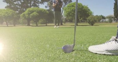 Golf sahasında golf oynayan Kafkasyalı yaşlı çiftin üzerindeki ışık izlerinin animasyonu. global sporlar, golf ve sağlıklı yaşam tarzı konsepti dijital olarak oluşturulmuş video.