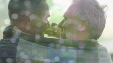 Kafkasyalı mutlu erkek eşcinsel çiftin üzerinde hafif noktaların canlandırılması. gurur ayı ve dijital olarak oluşturulan kutlama konsepti.