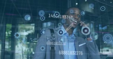 Afro-Amerikan iş adamı üzerinde veri işleme ve tarama animasyonu. küresel iş, bağlantılar ve teknoloji konsepti dijital olarak oluşturulmuş video.