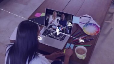 Dizüstü bilgisayar kullanarak kadın üzerindeki simgelerle bağlantı ağının animasyonu. küresel internet güvenliği, veri işleme ve dijital arayüz kavramı dijital olarak oluşturulmuş video.