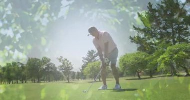 Ağaçların animasyonu golf sahasında golf oynayan yaşlı beyaz adamın üzerinde. global sporlar, golf ve sağlıklı yaşam tarzı konsepti dijital olarak oluşturulmuş video.