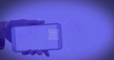 Akıllı telefondan qr kodu ve qr kodu taraması. küresel internet güvenliği, veri işleme ve dijital arayüz kavramı dijital olarak oluşturulmuş video.