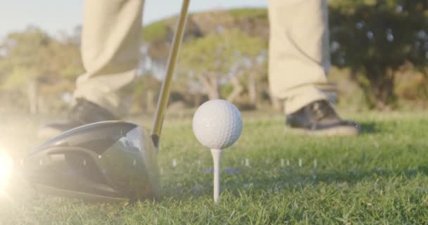Animering Lätta Spår Över Senior Kaukasier Man Spelar Golf Golfbanan — Stockvideo