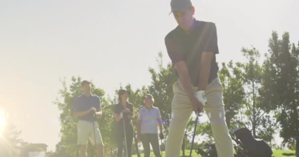 Animación Senderos Ligeros Sobre Pareja Mayores Caucásicos Jugando Golf Campo — Vídeos de Stock