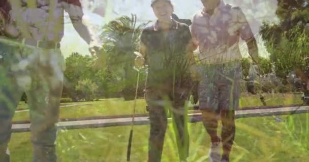 在高尔夫球场上打高尔夫球的高年级白人夫妇上的树的动画 全球体育 高尔夫和健康生活方式概念数码视频 — 图库视频影像