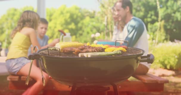Animation Une Famille Caucasienne Heureuse Parlant Ayant Barbecue Bbq Journée — Video