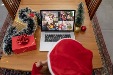 Yılbaşı dizüstü bilgisayarındaki beyaz kadın çeşitli arkadaş grubuyla görüntülü görüşme yaptı. Noel, şenlik ve iletişim teknolojisi.