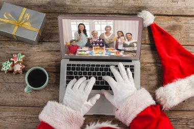 Noel Baba 'nın Kafkas ailesiyle yaptığı dizüstü bilgisayar görüntülü konuşma. Noel, şenlik ve iletişim teknolojisi.