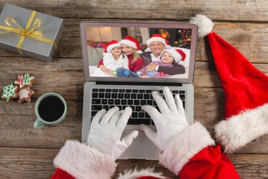 Noel Baba 'nın Kafkas ailesiyle yaptığı dizüstü bilgisayar görüntülü konuşma. Noel, şenlik ve iletişim teknolojisi.