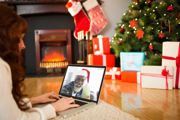 Mulher Ruiva Deitada Chão Usando Laptop Natal Casa Sala Estar — Fotografia de Stock