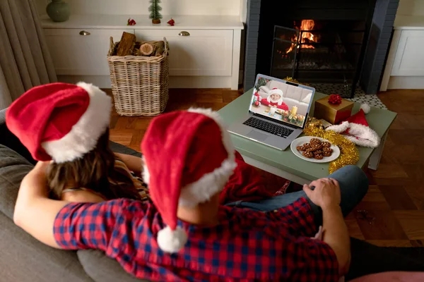 Αγκαλιάζοντας Καυκάσιο Ζευγάρι Κάνει Φορητό Υπολογιστή Χριστουγεννιάτικη Βιντεοκλήση Χαμογελαστό Κορίτσι — Φωτογραφία Αρχείου