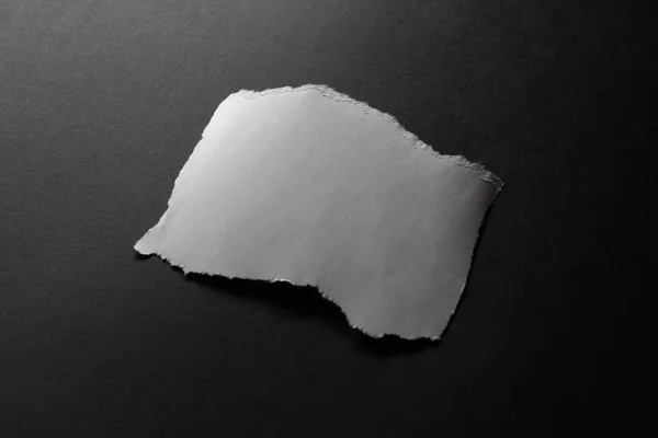 Грубо Разорванный Прямоугольник Белой Бумаги Черном Фоне Монохромный Свет Текстура — стоковое фото