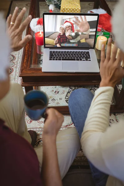 Två Viftande Män Som Gör Laptop Jul Videosamtal Med Viftande — Stockfoto
