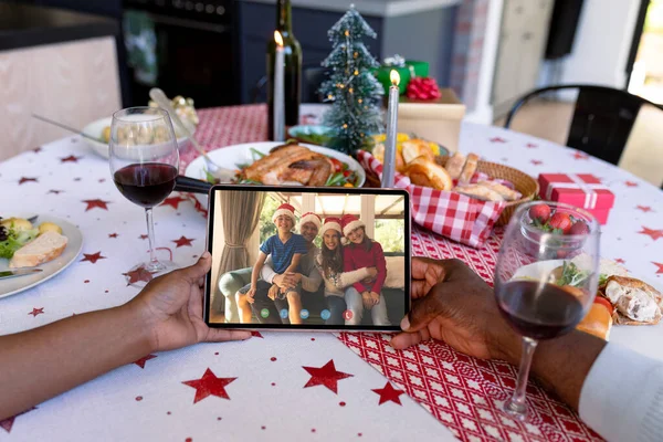 Afrikanska Amerikanska Par Surfplatta Jul Videosamtal Med Leende Familj Jul — Stockfoto